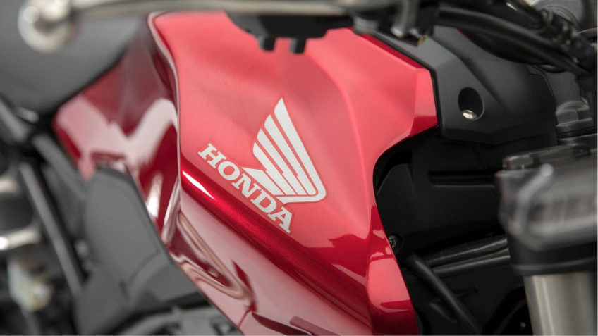 Un logo Honda sur le côté d'une moto