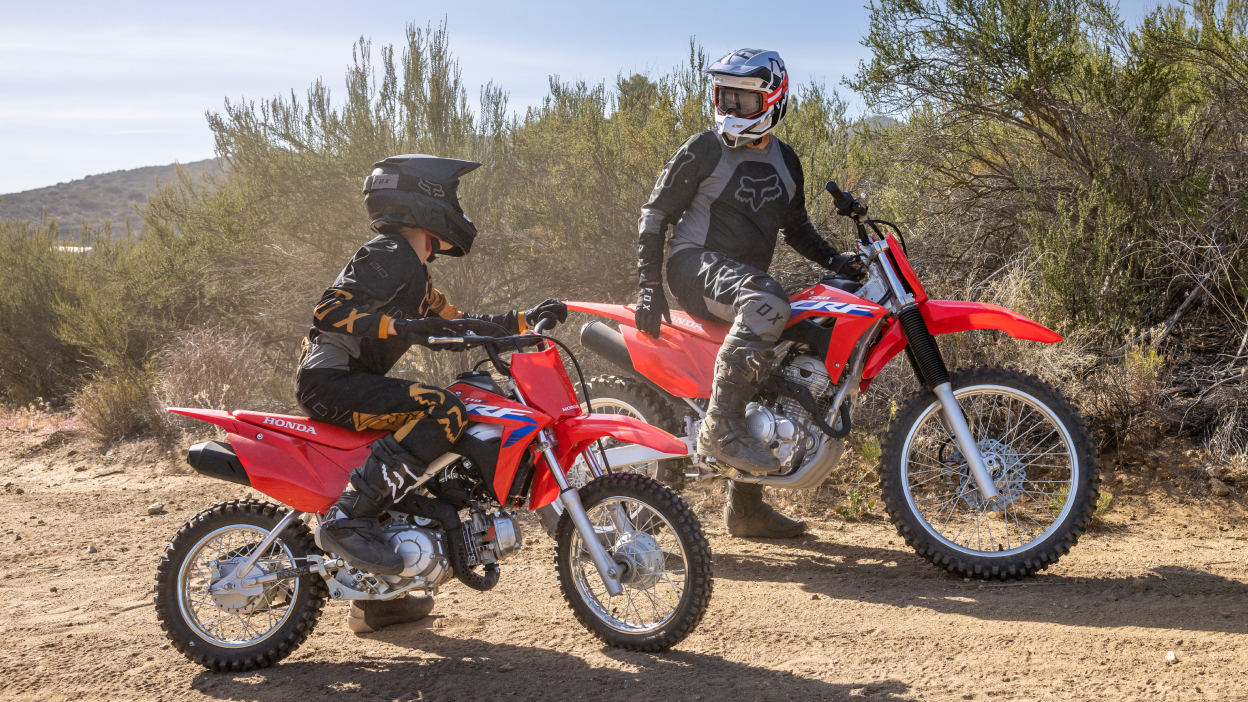 Deux coureurs sur les vélos de terre Honda CRF Trail