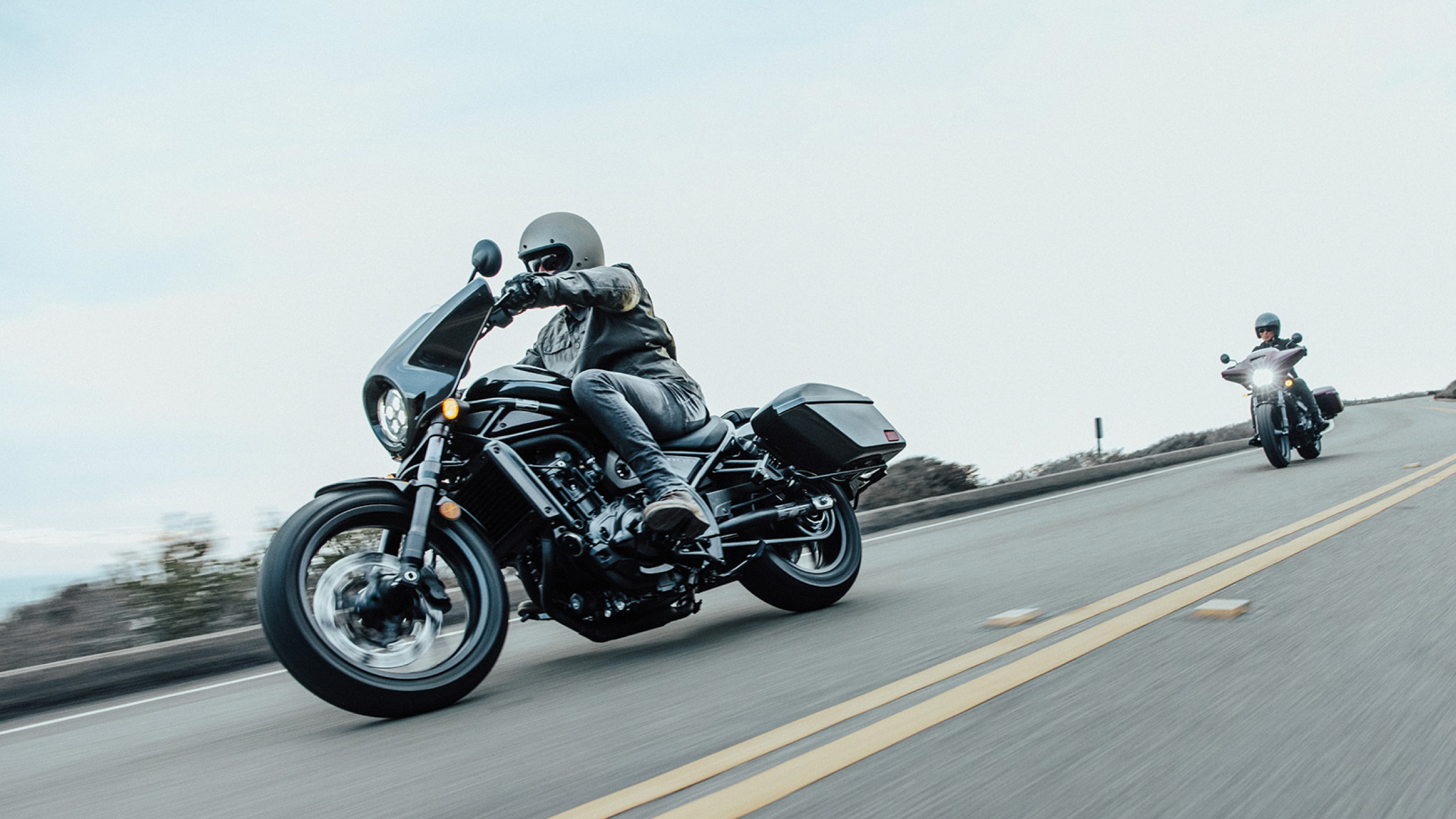 Deux coureurs sur Honda Rebels sur l'autoroute