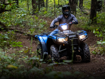 A rider on a Honda ATV/Un cavalier sur un Honda VTT