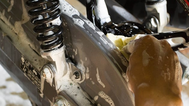 Parts being washed/Pièces lavées