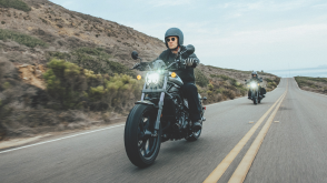 A rider on a Honda Cruiser on the highway/Un cavalier sur une Honda Cruiser sur l'autoroute